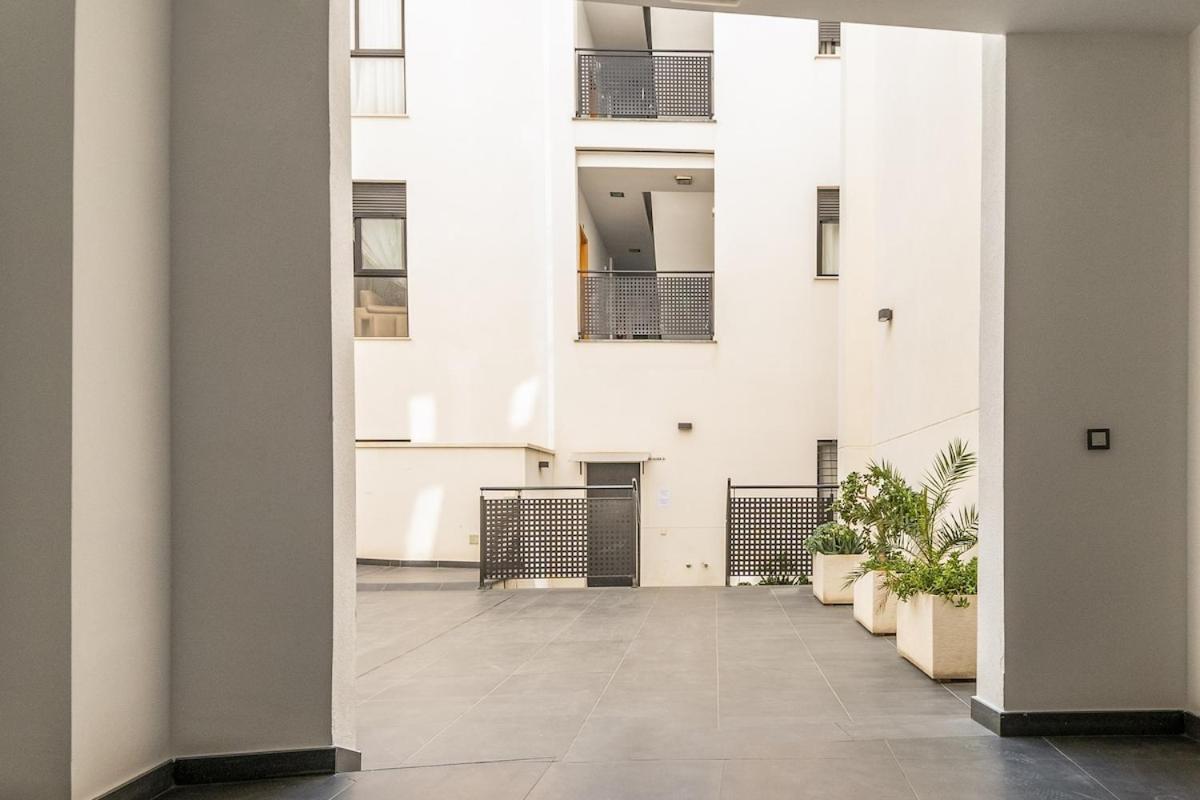 -Malagasunapts- Modern Citycentre Pool&Parking Exteriör bild